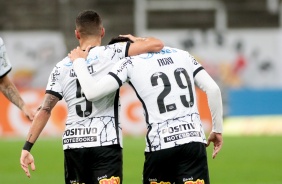 Gabriel comemora com Roni o gol do garoto contra o Red Bull Bragantino, pelo Brasileiro