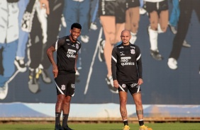 Gil e Fábio Santos durante atividades no CT Dr. Joaquim Grava