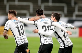 Gustavo, Roni e Fagner comemorando o gol contra o Red Bull Bragantino