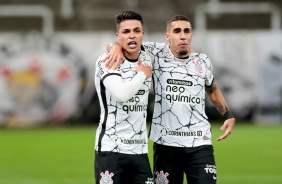 Roni comemorando com Gabriel seu gol contra o Red Bull Bragantino, na Neo Qumica Arena