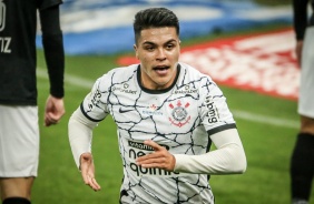 Roni comemorando seu gol na partida entre Corinthians e Red Bull Bragantino, na Neo Qumica Arena