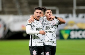 Roni e Gabriel no jogo entre Corinthians e Red Bull Bragantino, pelo Brasileiro