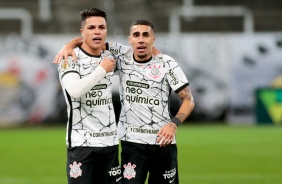 Roni e Gabriel no jogo entre Corinthians e Red Bull Bragantino, pelo Brasileiro