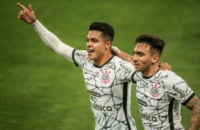 Roni e Gustavo Silva comemorando o gol do volante no jogo entre Corinthians e Red Bull Bragantino