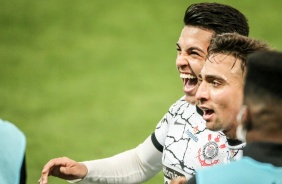 Roni e Gustavo Silva comemorando o gol do Corinthians contra o Red Bull Bragantino