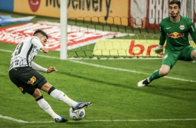 Roni no momento do chute que resultou no gol do Corinthians contra o Red Bull Bragantino