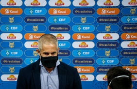 Sylvinho antes do início da partida dentre Corinthians e Red Bull Bragantino
