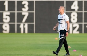Técnico Sylvinho durante atividades no CT Dr. Joaquim Grava