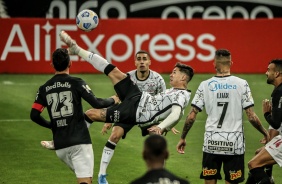 Vital e Gabriel na partida entre Corinthians e Red Bull Bragantino, na Neo Química Arena