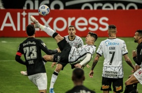 Vital e Gabriel na partida entre Corinthians e Red Bull Bragantino, na Neo Qumica Arena