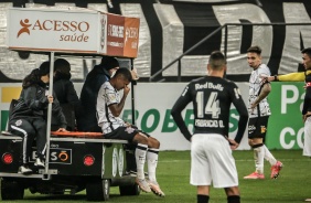 Léo Natel saindo de campo no jogo entre Corinthians e Red Bull Bragantino, pelo Brasileirão