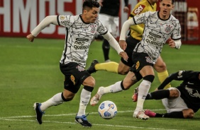 Roni e Mateus Vital durante jogo entre Corinthians e Red Bull Bragantino, pelo Brasileirão