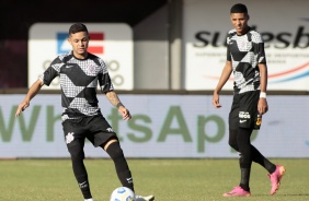 Adson e Varanda se aquecem para partida entre Corinthians e Bahia, pelo Campeonato Brasileiro