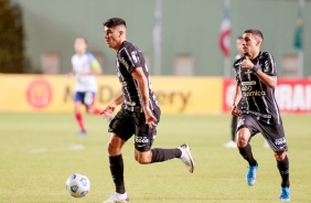 Araos e Gabriel na partida entre Corinthians e Bahia, pelo Brasileiro, em Pituau