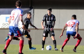 Gabriel e Vital na partida entre Corinthians e Bahia, pelo Brasileiro, em Pituaçu