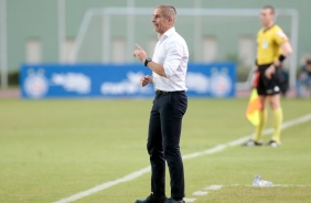 Treinador Sylvinho na partida entre Corinthians e Bahia, pelo Brasileiro, em Pituau