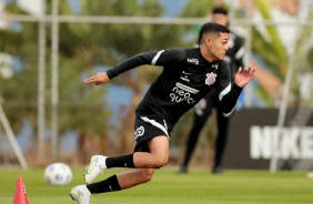 Adson durante treino do Corinthians no CT Dr. Joaquim Grava