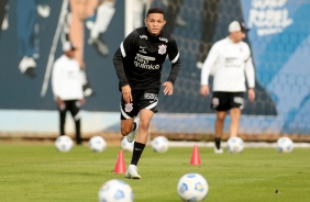 Adson durante treino do Corinthians no CT Dr. Joaquim Grava