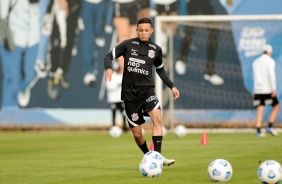 Adson durante treino do Corinthians no CT Dr. Joaquim Grava