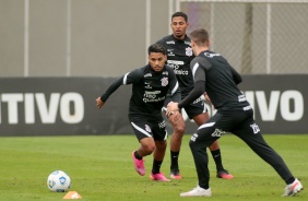 Luan Vitor e Emerson Santos durante treinamento do Corinthians em preparao para jogo com o Sport