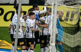 Elenco comemora com Jô o gol do atacante na partida entre Corinthians e Sport, pelo Brasileirão