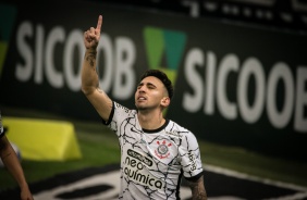 Gustavo Silva comemorando seu gol no jogo entre Corinthians e Sport, pelo Brasileiro