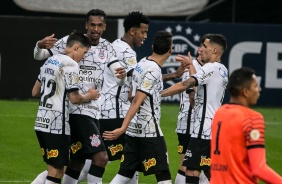 Jô comemora com elenco seu gol no jogo entre Corinthians e Sport, na Neo Química Arena