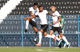 Warian, Gabriel Lima e Felipe Torres no jogo entre Corinthians e Coritiba pelo Campeonato Brasileiro