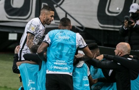 Elenco comemorando gol durante partida entre Corinthians e Sport, na Neo Química Arena