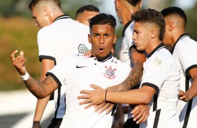 Juan David e Keven comemorando o gol do meia contra o Internacional, pelo Brasileiro Sub-20