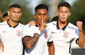 Juan David e Keven comemorando o gol do meia contra o Internacional, pelo Brasileiro Sub-20