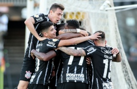 Elenco comemorando o gol de J na partida contra o Fluminense, vlida pelo Brasileiro