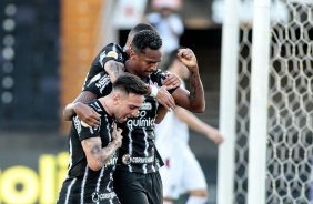 Gustavo Silva e Jô comemorando o gol do atacante no Fluminense em jogo válido pelo Brasileirão