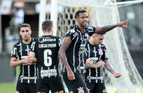 Jô comemorando seu gol na partida contra o Fluminense, válida pelo Brasileirão