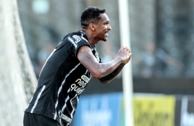 Jô comemorando seu gol na partida contra o Fluminense, válida pelo Brasileirão
