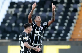 Jô comemorando seu gol na partida contra o Fluminense, válida pelo Brasileirão
