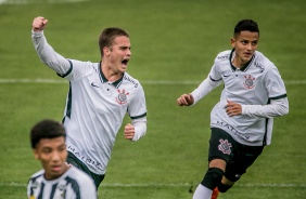 Murilo comemorando seu gol no jogo entre Corinthians e Santos, pelo Brasileiro Sub-17