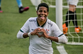Wesley comemorando seu gol no jogo entre Corinthians e Santos, pelo Brasileiro Sub-17