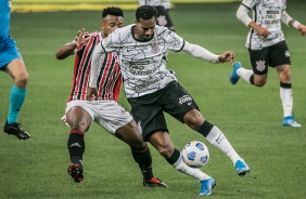 Atacante Jô durante partida entre Corinthians e São Paulo, na Neo Química Arena