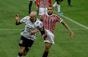 Fábio Santos durante partida entre Corinthians e São Paulo, na Neo Química Arena