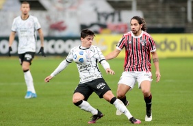 Fagner em jogada com Bentez durante o clssico com o So Paulo