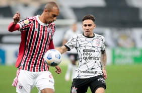 Gustavo Mosquito em disputa de bola com Miranda