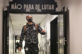 Fábio Santos antes da partida entre Corinthians e Internacional, na Neo Química Arena