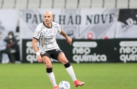 Fábio Santos durante a partida entre Corinthians e Internacional, válida pelo Brasileirão