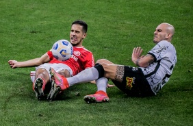 Fábio Santos na partida entre Corinthians e Internacional, na Neo Química Arena