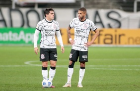 Fagner e Vitinho durante a partida entre Corinthians e Internacional, pelo Brasileirão