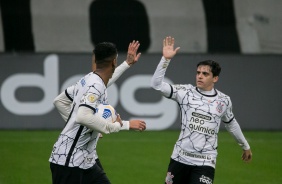 Jô e Fagner comemorando o gol de empate na partida entre Corinthians e Internacional
