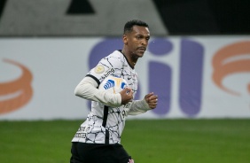 Jô marcou para o Corinthians no jogo contra o Internacional, na Neo Química Arena