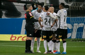 Jogadores do Corinthians reclamam com o rbitro sobre o pnalti marcado a favor do Internacional