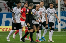 Jogadores do Timão reclamam muito do pênalti marcado a favor do Internacional